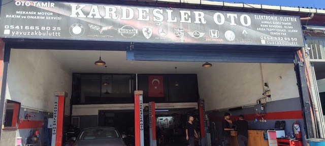 Kardeşler Oto Elektrik Elektronik atölyesinin tabelalı cephesi