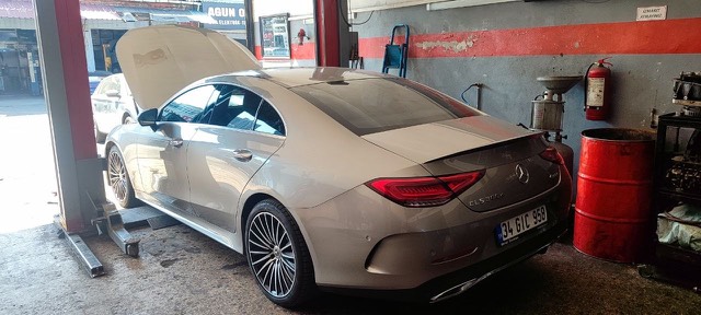 Liftte kaputu açık Mercedes CLS, elektronik bakımda
