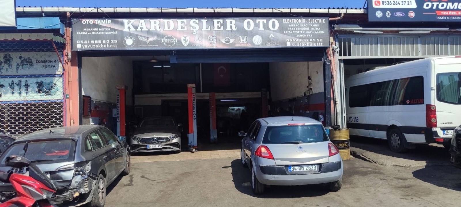 Kardeşler Oto Elektrik Elektronik atölyesinin girişi, içeride liftte araç