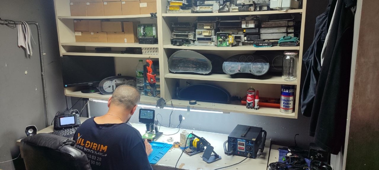 Raflarında ECU üniteleri ve göstergeler bulunan beyin tamir köşesi