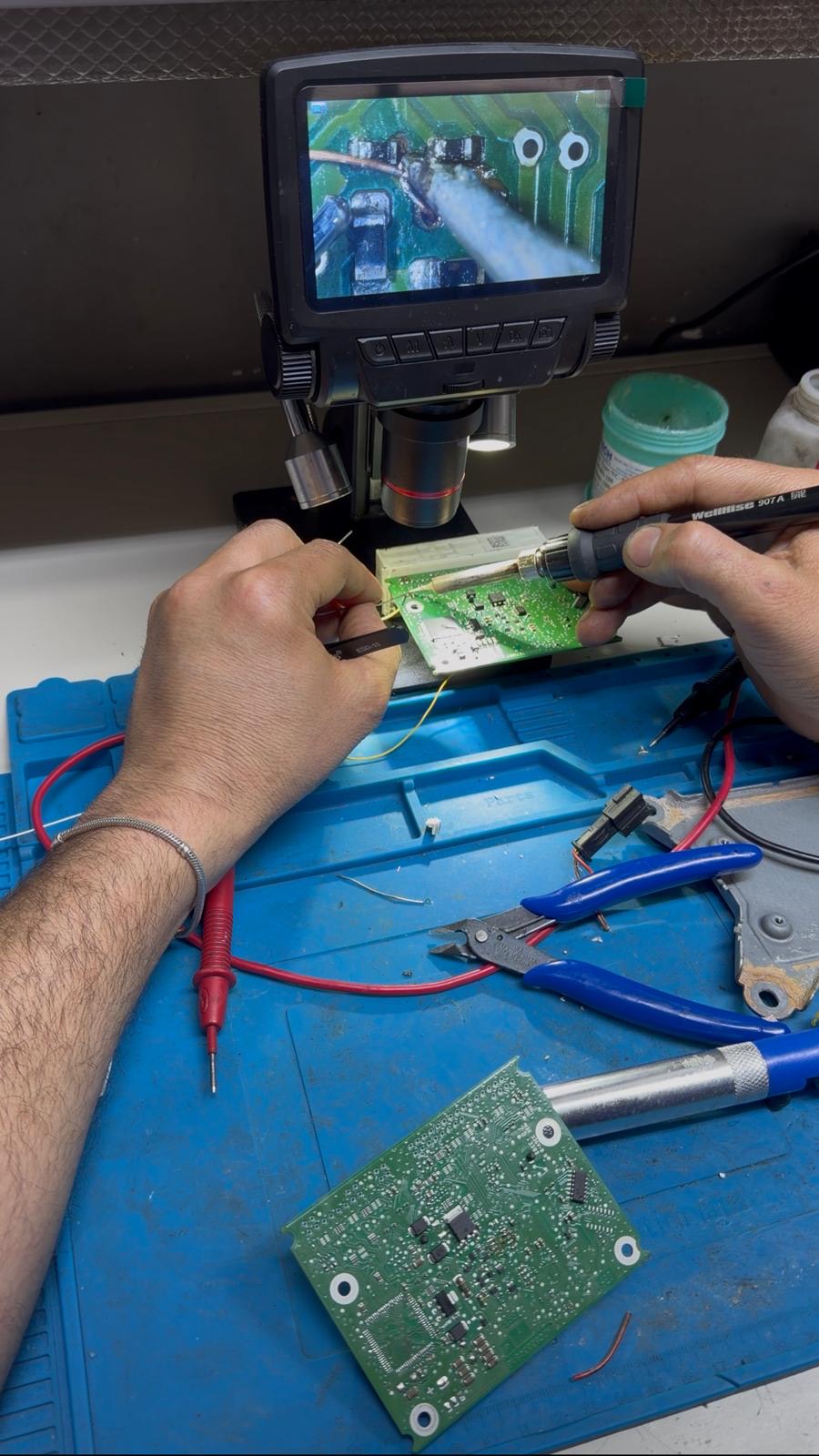Mikroskop altında ECU kartına mikro lehimleme yapılırken