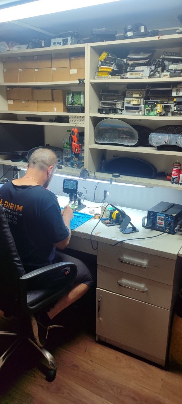 Mikroskop başında ECU onarımı yapan usta