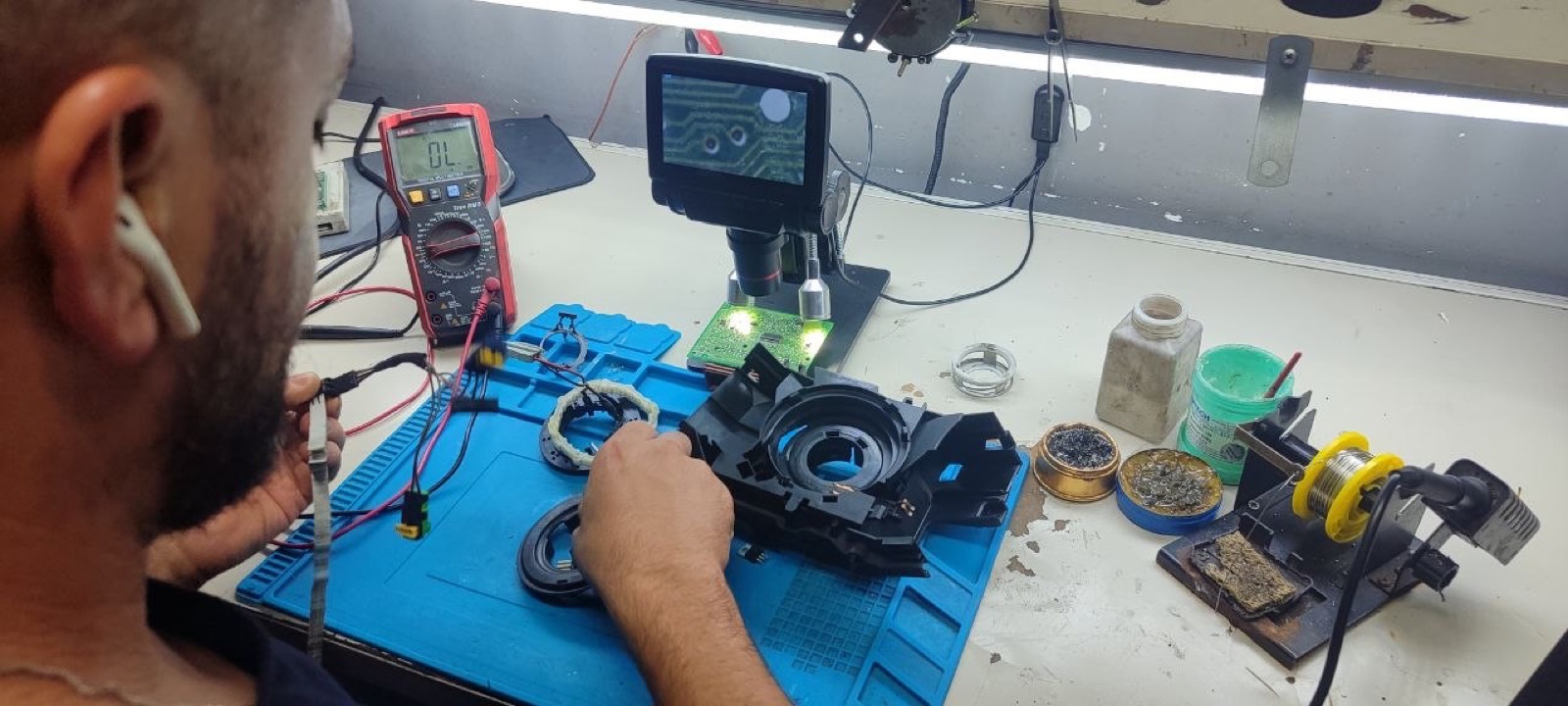 Mikroskop, multimetre ve lehim istasyonuyla elektronik onarım tezgâhı